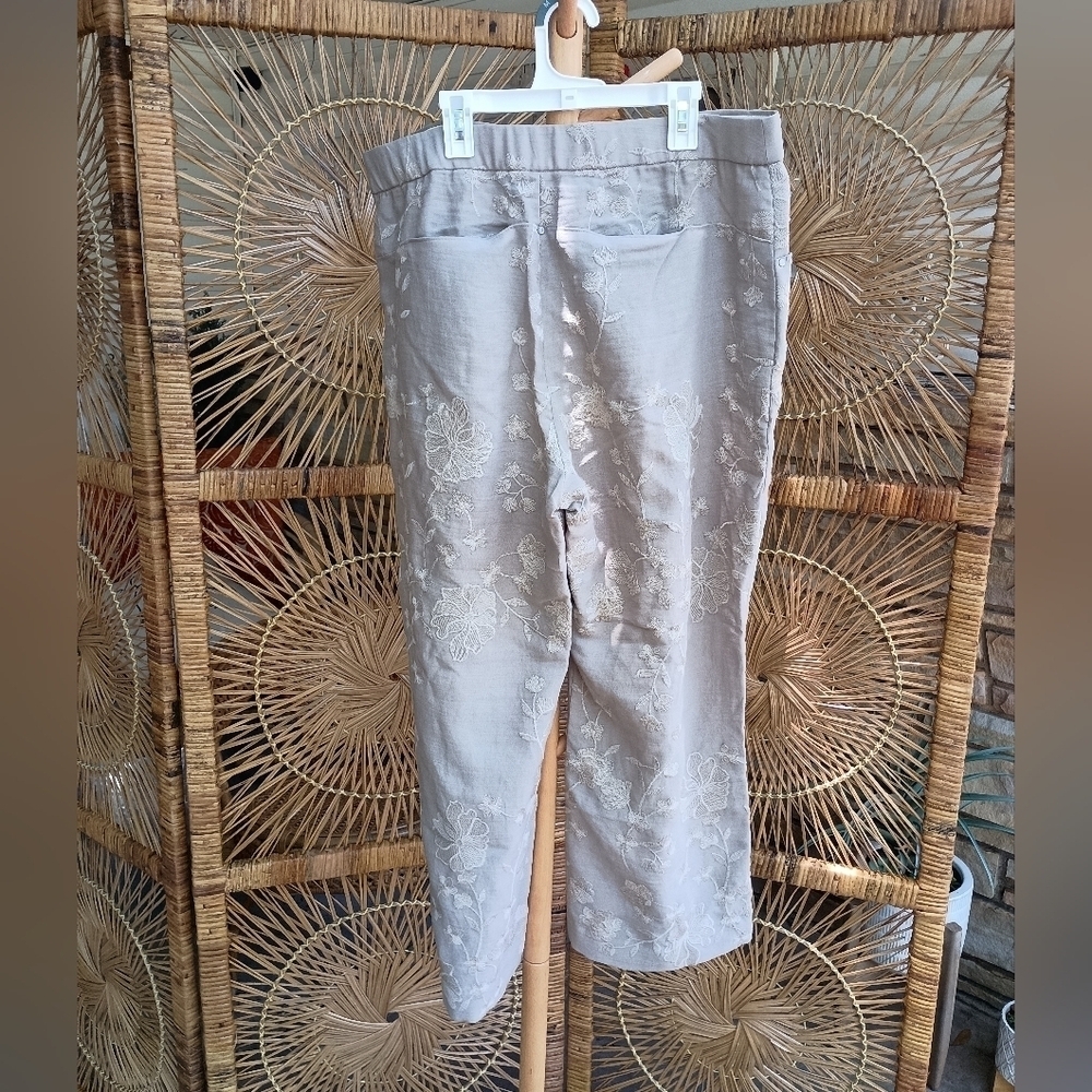 Tahari Floral Embroidered Pants_16 - Picture 6 of 8